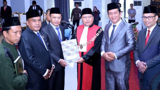 
					Rapat Paripurna Istimewa DPRD Kabupaten Ogan Komering Ulu Selatan pada 15 Februari 2025 dengan agenda pelantikan Isdan sebagai Ketua DPRD dan Nopriansyah sebagai PAW Anggota DPRD. Foto: Istimewa.
