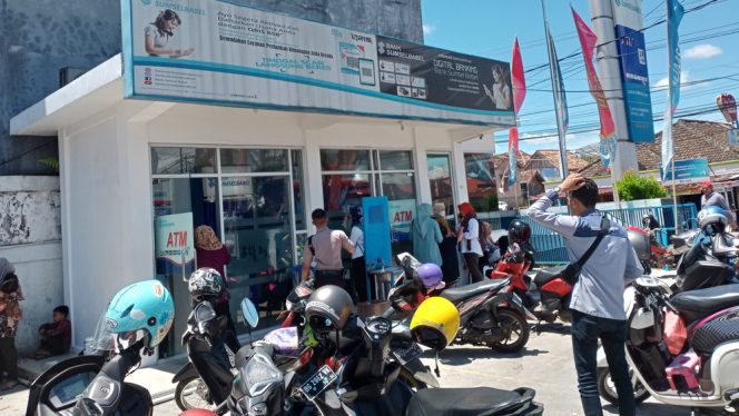 
					Aktivitas di seputar ATM Bank Sumsel Babel Cabang Muaradua. Foto: Ist.